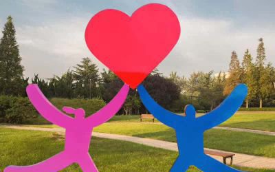 公園廣場抽象彩繪玻璃鋼愛心雕塑