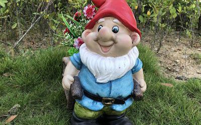 景區(qū)公園里擺放的一個(gè)戴帽的玻璃鋼彩繪卡通藍(lán)精靈雕塑