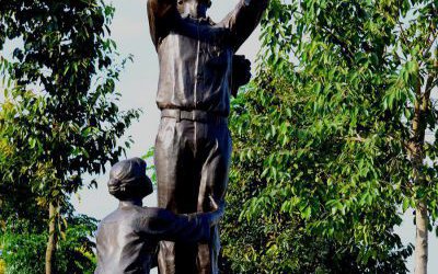 公園景區(qū)玻璃鋼仿銅掛燈籠的小品人物雕塑