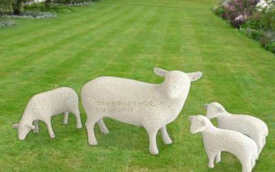 草地公園擺放的一大三小玻璃鋼仿真綿羊雕塑