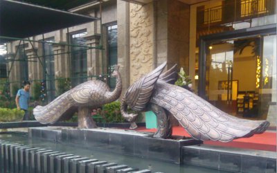 大型酒店門口兩只戲水的玻璃鋼仿銅孔雀雕塑