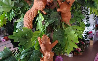 叢林樹上的三只玻璃鋼仿真動物松鼠雕塑