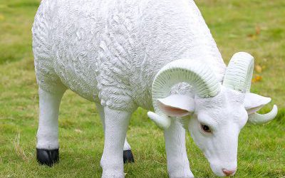 公園草地上擺放食草的玻璃鋼仿真綿羊雕塑