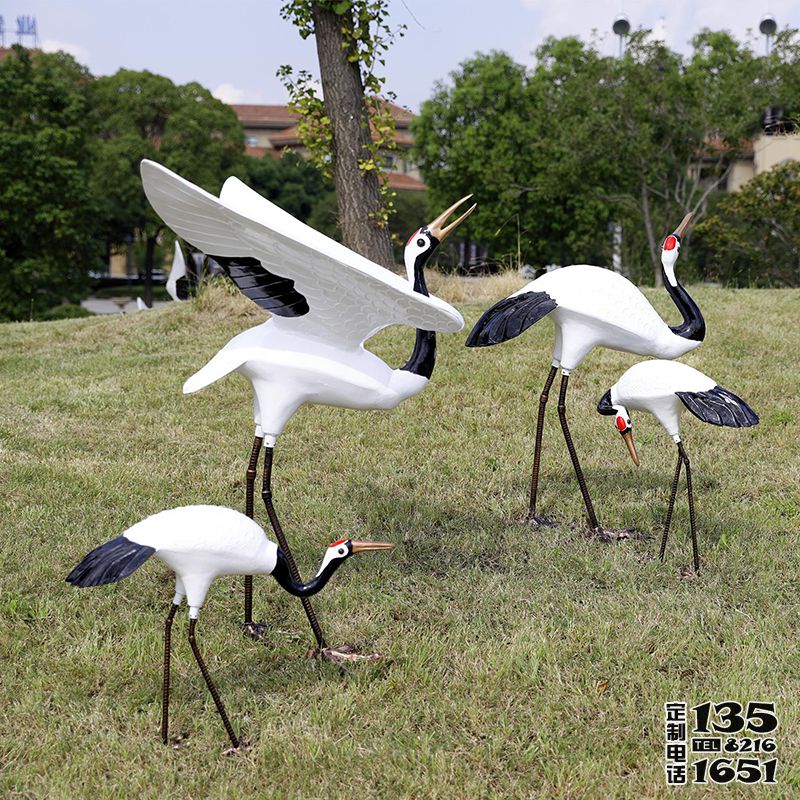 公園草坪上幾只玻璃鋼仿真動物丹頂鶴雕塑 公園草坪上幾只玻璃鋼仿真動物丹頂鶴雕塑