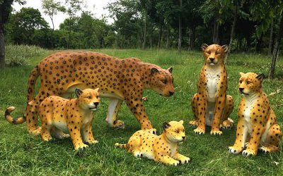 草坪上行走休息玻璃鋼仿真動物金錢豹雕塑