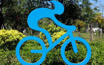 戶外抽象景觀運(yùn)動(dòng)騎自行車的人物雕塑