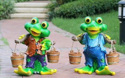 游樂園玻璃鋼兩只可愛卡通青蛙雕塑