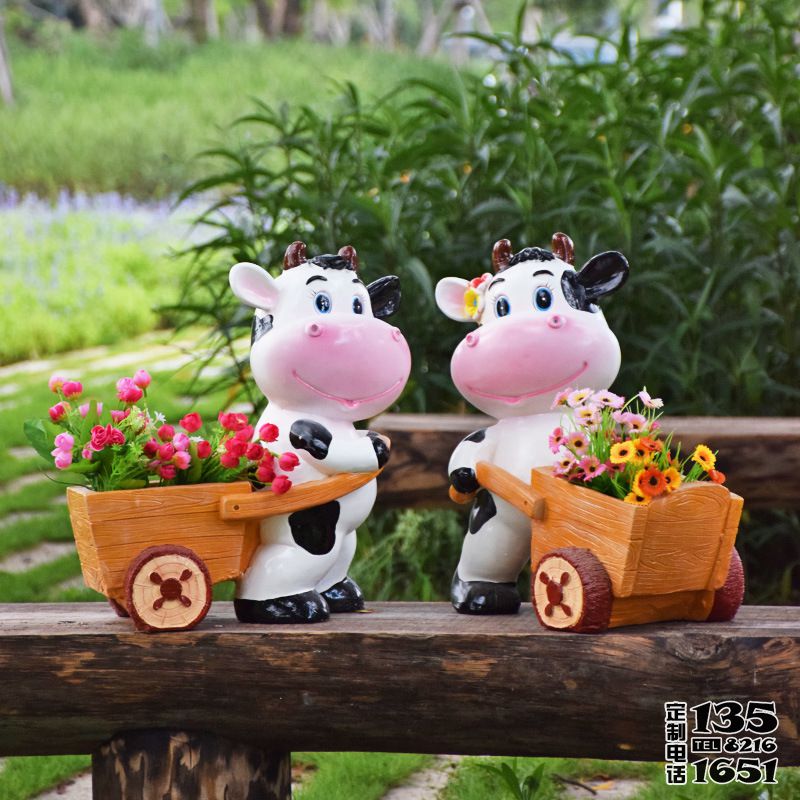 花園玻璃鋼彩繪推著小車的奶牛雕塑 花園玻璃鋼彩繪推著小車的奶牛雕塑