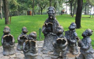 公園草坪創(chuàng)意玻璃鋼晨讀的讀書雕塑