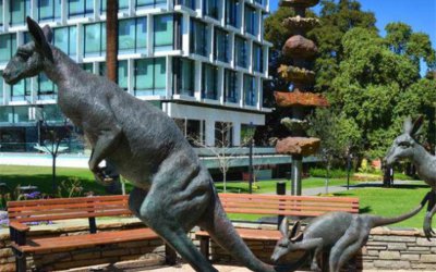 景區(qū)跳躍一家三口玻璃鋼仿銅袋鼠雕塑