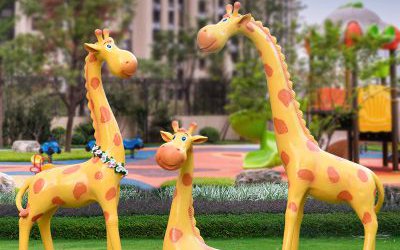 游樂場玻璃鋼三只卡通長頸鹿雕塑