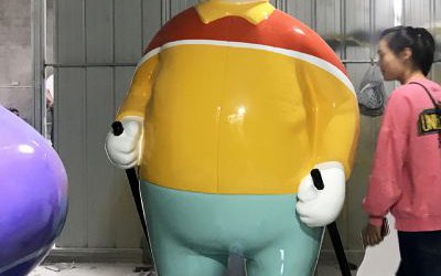 景區卡通滑雪玻璃鋼彩繪熊雕塑