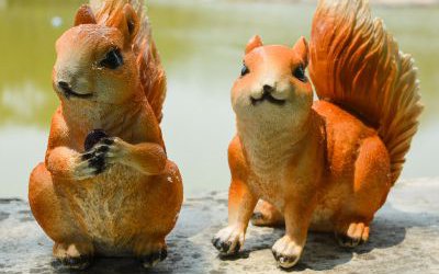 池塘兩只玻璃鋼仿真松鼠雕塑