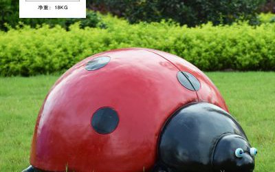 園林草地上擺放玻璃鋼彩繪瓢蟲雕塑