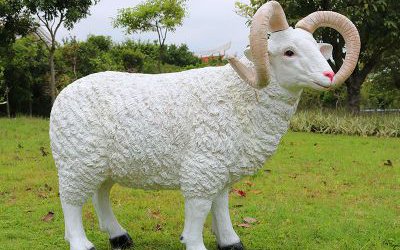 草坪上一只長著犄角的玻璃鋼仿真綿羊雕塑