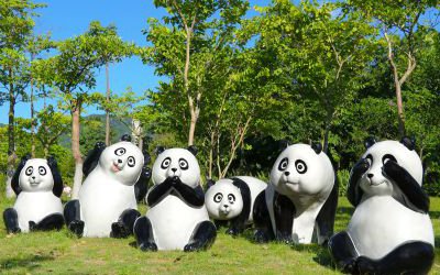 動(dòng)物園擺放的姿態(tài)各異的玻璃鋼仿真熊貓雕塑