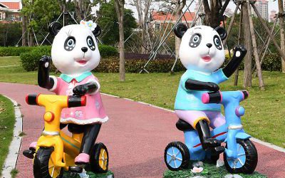 小區(qū)游樂(lè)園騎車(chē)玻璃鋼彩繪卡通熊貓雕塑