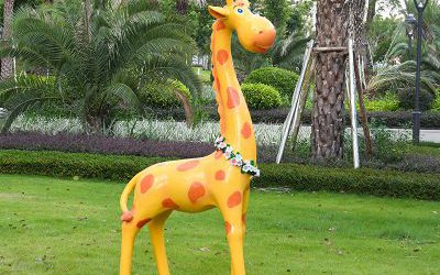 玻璃鋼彩繪卡通帶花環(huán)的長頸鹿雕塑