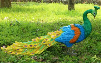 戶外草坪上玻璃鋼彩繪仿真動物孔雀雕塑