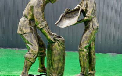 商場街邊玻璃鋼仿銅農耕收糧食勞動人物雕塑