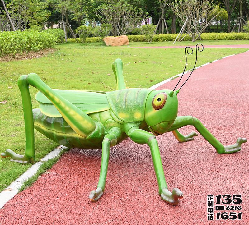 游樂(lè)場(chǎng)玻璃鋼仿真動(dòng)物蝗蟲雕塑