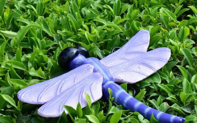 景區草叢中玻璃鋼彩繪大型蜻蜓雕塑