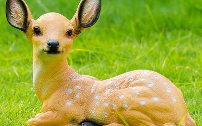 玻璃鋼彩繪草坪上一只臥著的梅花鹿雕塑