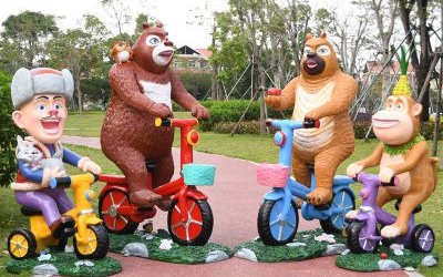 熊出沒(méi)騎車玻璃鋼卡通人物雕塑