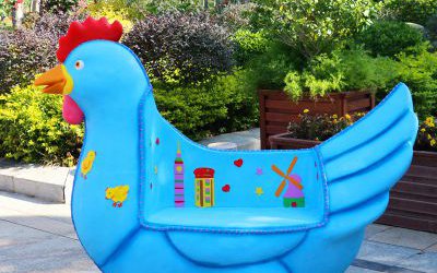 游樂場創意玻璃鋼彩繪卡通雞座椅雕塑
