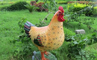 花園里擺放著的玻璃鋼彩繪雞雕塑