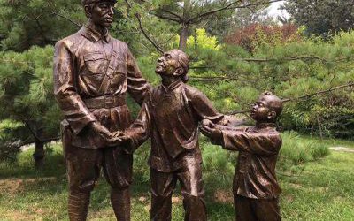 景區玻璃鋼仿銅老人慰問八路軍雕塑