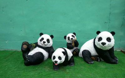 景區擺放的玻璃鋼仿真熊貓雕塑