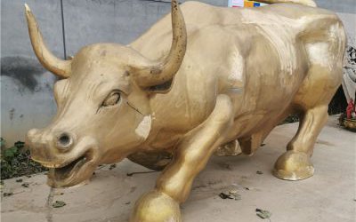 公園里擺放的一只玻璃鋼漆金創意華爾街牛雕塑