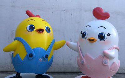 公園商場擺放的創意玻璃鋼卡通雞雕塑