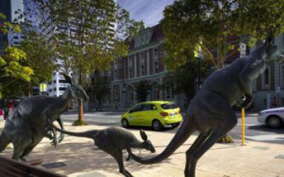 城市街道玻璃鋼仿銅袋鼠雕塑