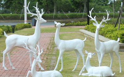 街道創意玻璃鋼白色梅花鹿雕塑