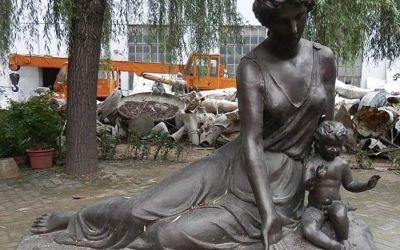 公園玻璃鋼仿銅坐著的母子雕塑