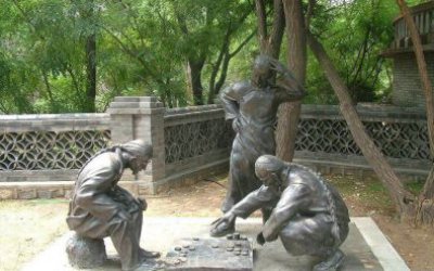 園林景區(qū)擺放下象棋的人物玻璃鋼仿銅雕塑