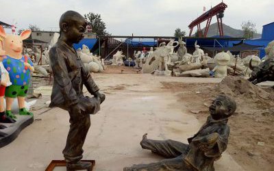 戶外景區(qū)玻璃鋼仿銅民俗小品兒童撞拐雕塑