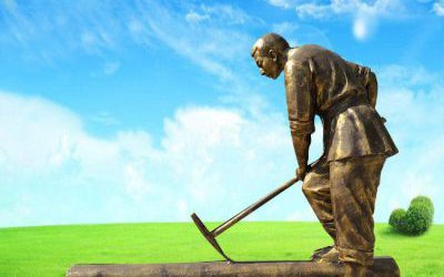 景區(qū)創(chuàng)意玻璃鋼仿銅農(nóng)民砍伐木材人物雕塑