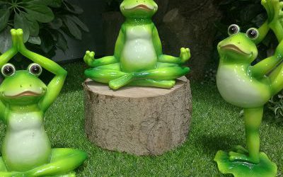 景區(qū)創(chuàng)意姿態(tài)各異的玻璃鋼卡通青蛙雕塑