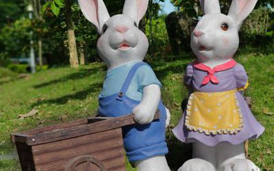 景區(qū)兩只創(chuàng)意玻璃鋼卡通兔子雕塑