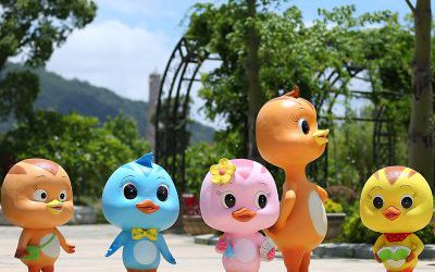 游樂(lè)場(chǎng)創(chuàng)意動(dòng)畫動(dòng)物玻璃鋼彩繪萌雞小隊(duì)雕塑