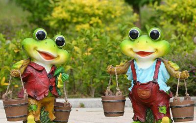 草坪兩只可愛(ài)的玻璃鋼青蛙雕塑