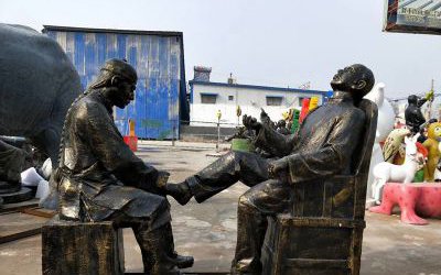 景區街道給人修腳民俗生活場景玻璃鋼仿銅人物雕塑