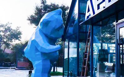 景區商場熊爬窗造型玻璃鋼幾何熊雕塑