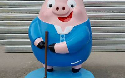 景區(qū)一只打高爾夫的玻璃鋼彩繪卡通豬雕塑