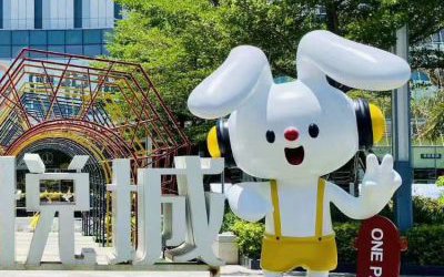 游樂場一只白色玻璃鋼卡通兔子雕塑