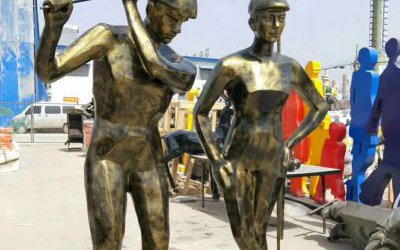 公園街道玻璃鋼仿銅打高爾夫的人物雕塑