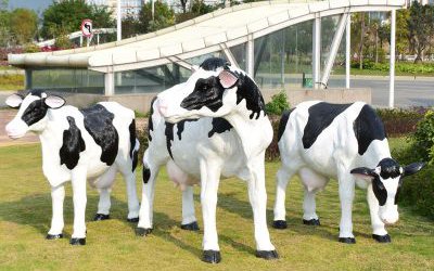 農(nóng)場(chǎng)玻璃鋼仿真動(dòng)物奶牛雕塑